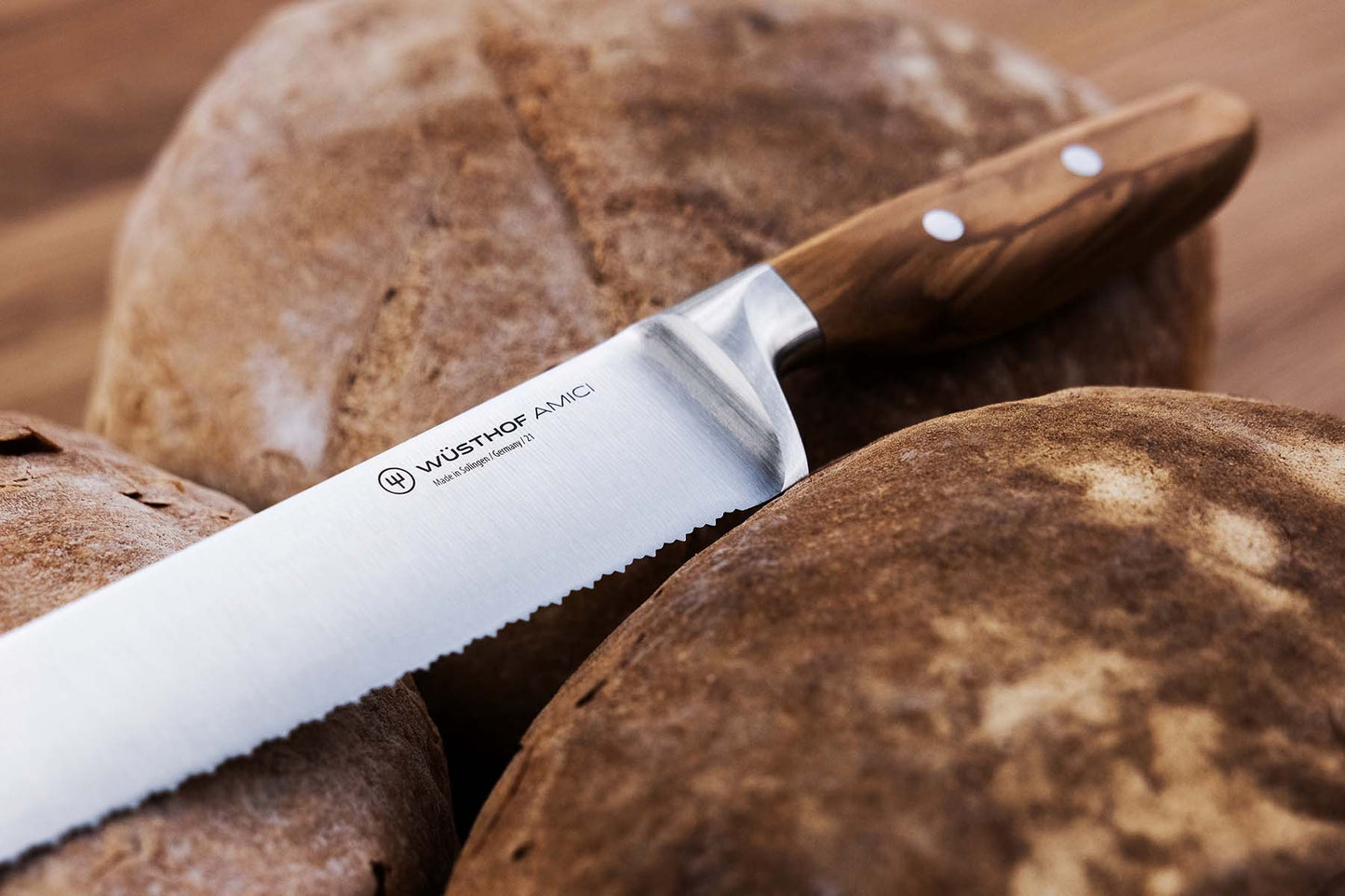 Wüsthof Amici Double-Serrated Bread Knife 9"